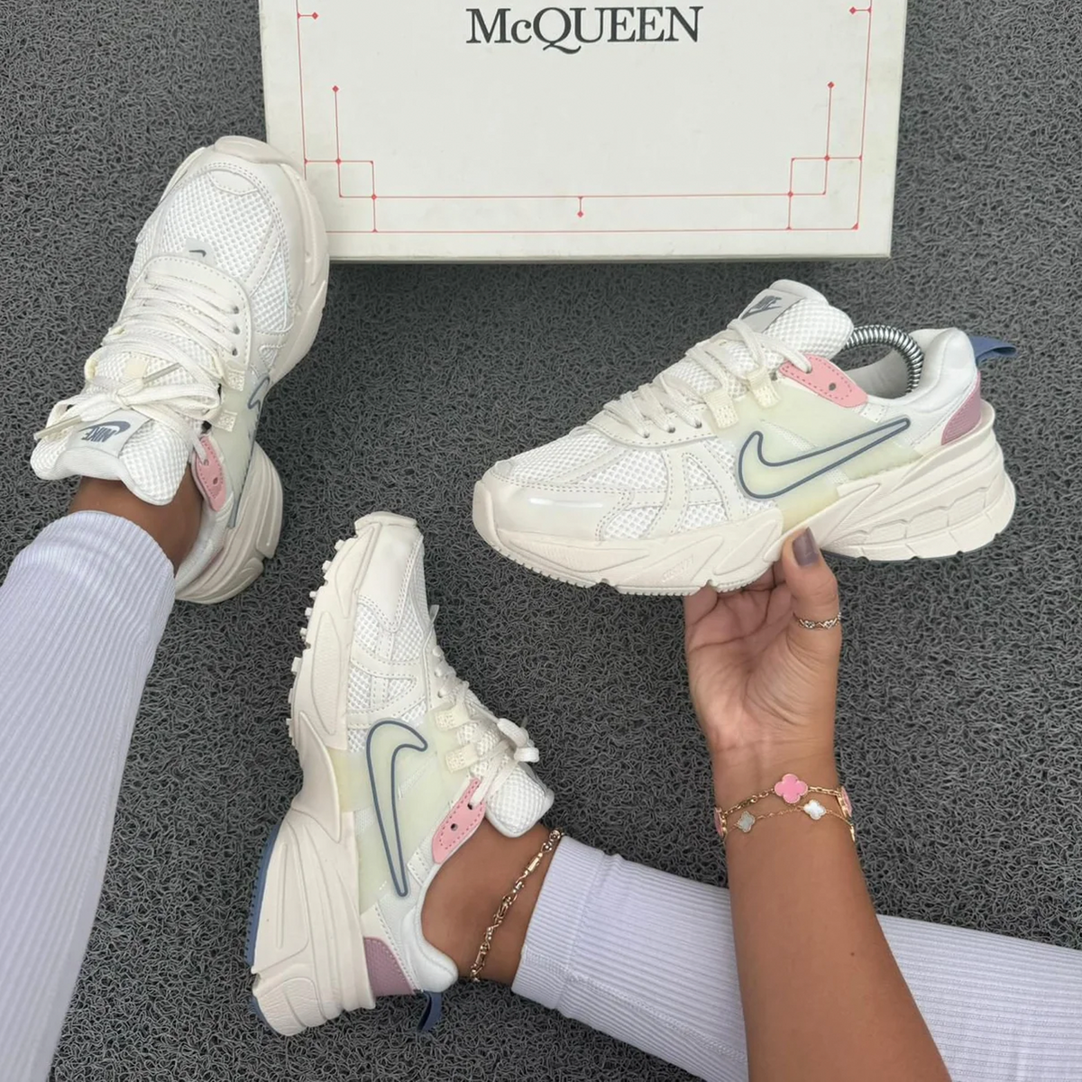 Nike V2K Run – Blanco / Rosado