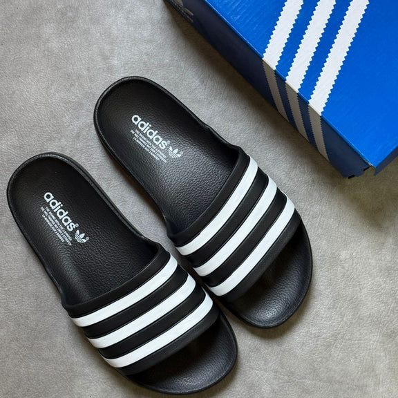 CHANCLAS ADIDAS ADILETTE NEGRAS - BLANCA