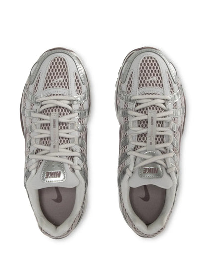 Nike P6000 – Blanco / Plateado / Violeta