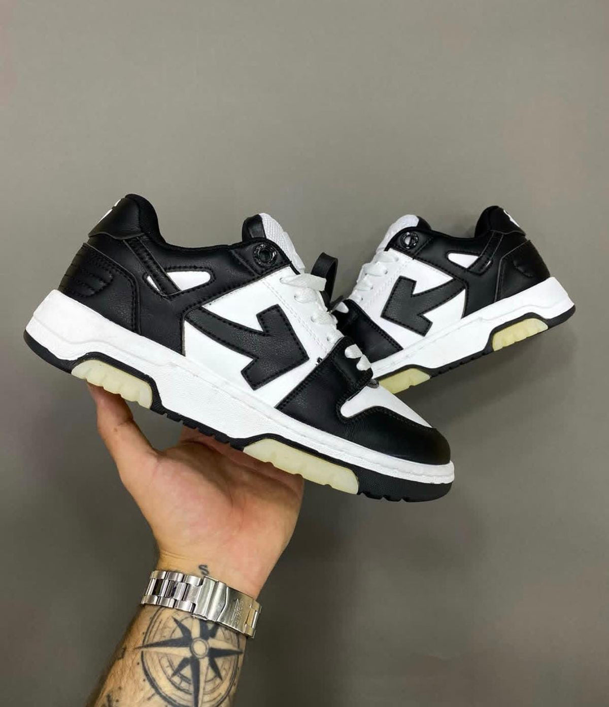 Off – White Negro / Blanco