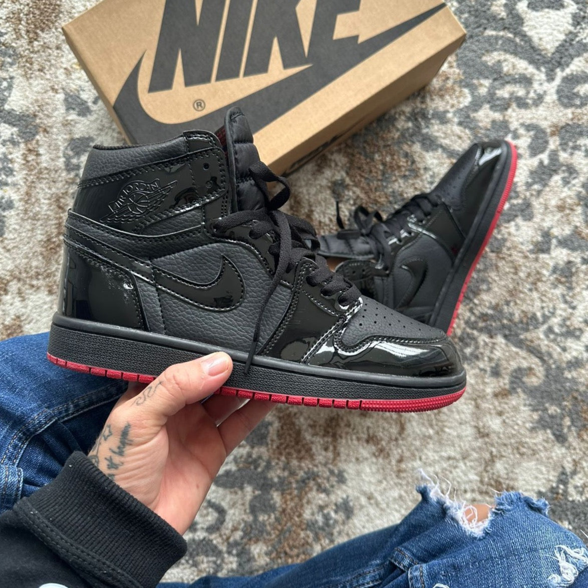 Jordan Retro 1 Charol Negra – Rojo