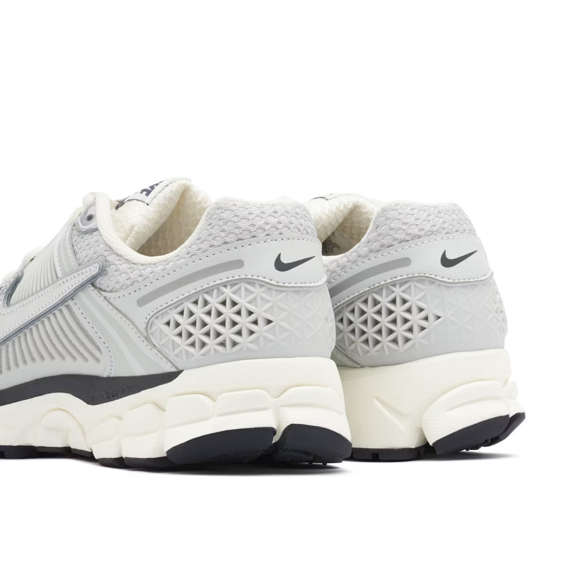 Nike Vomero – Gris / Plateado