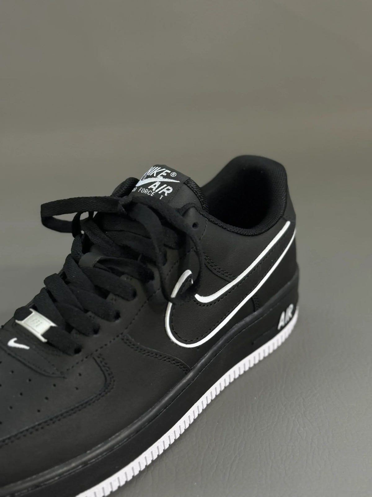 Nike Air Force 1 – Negro / Blanco
