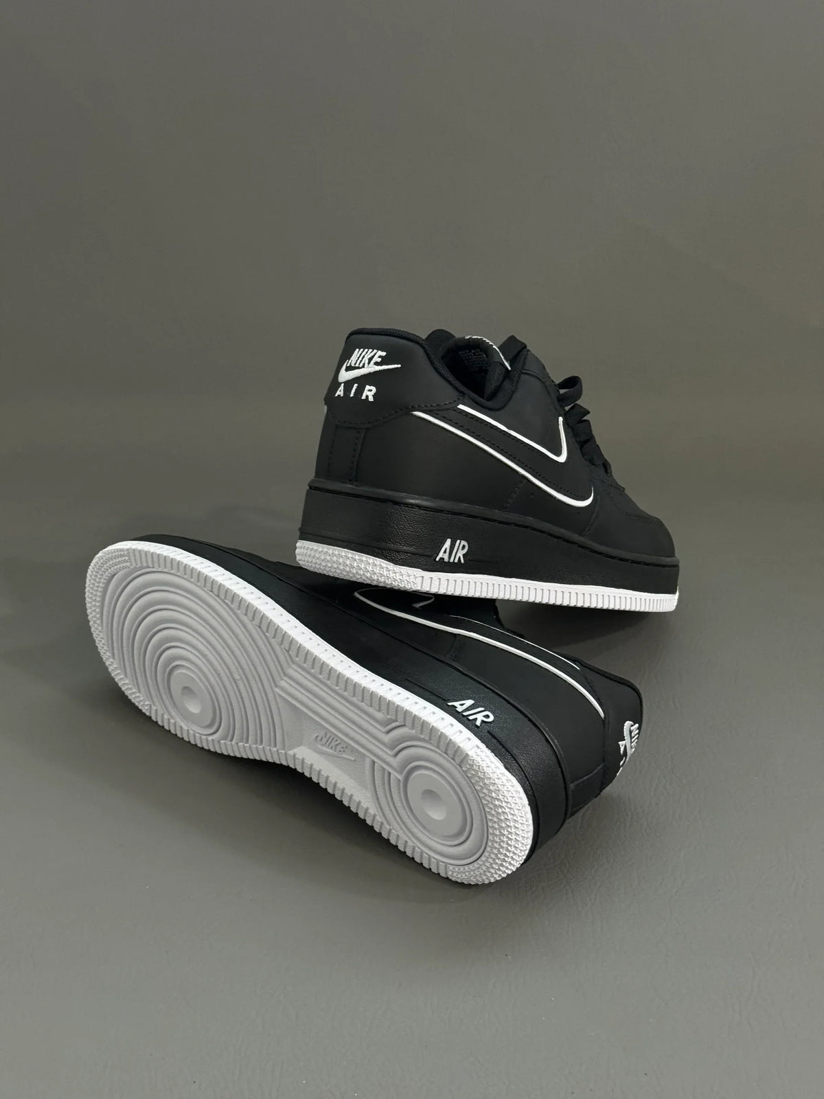 Nike Air Force 1 – Negro / Blanco