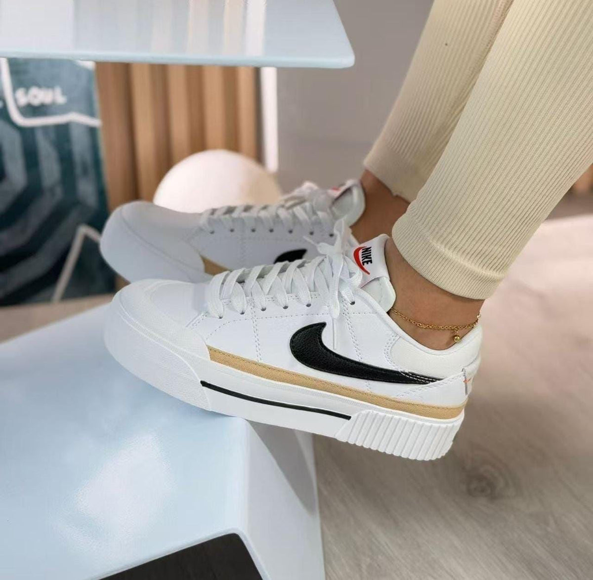 Nike Legacy Blanco – Beige