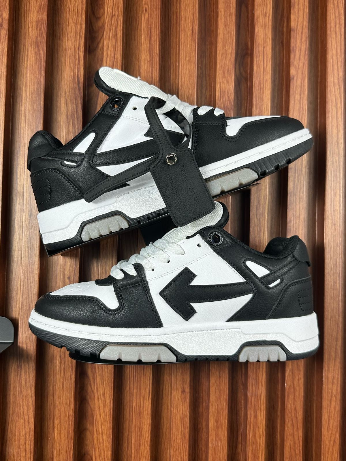 Off – White Negro / Blanco