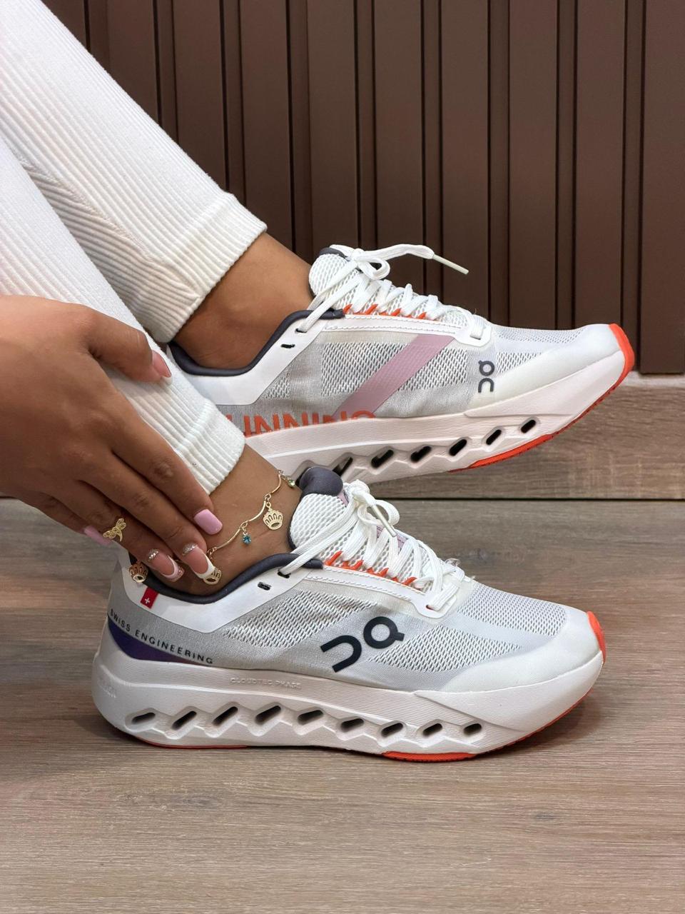 On Cloudsurfer – Blanco / Naranja