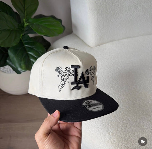 GORRA LA SNAPBACK BEIGE - NEGRA