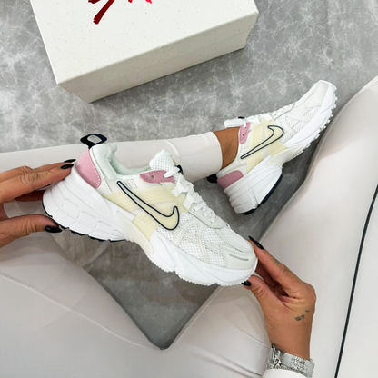 Nike V2K Run – Blanco / Rosado
