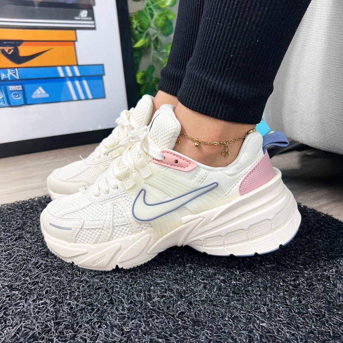 Nike V2K Run – Blanco / Rosado