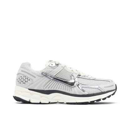 Nike Vomero – Gris / Plateado
