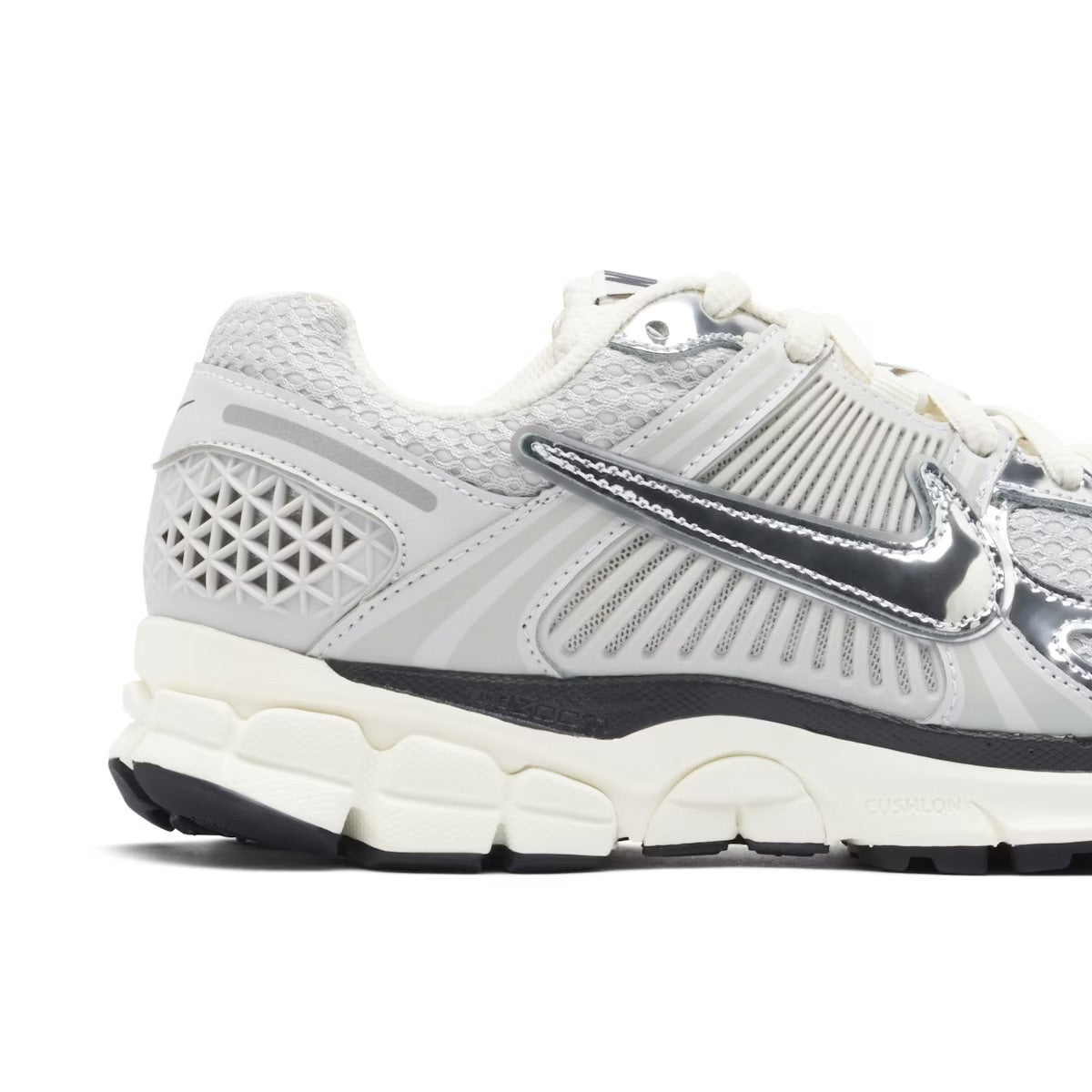 Nike Vomero – Gris / Plateado