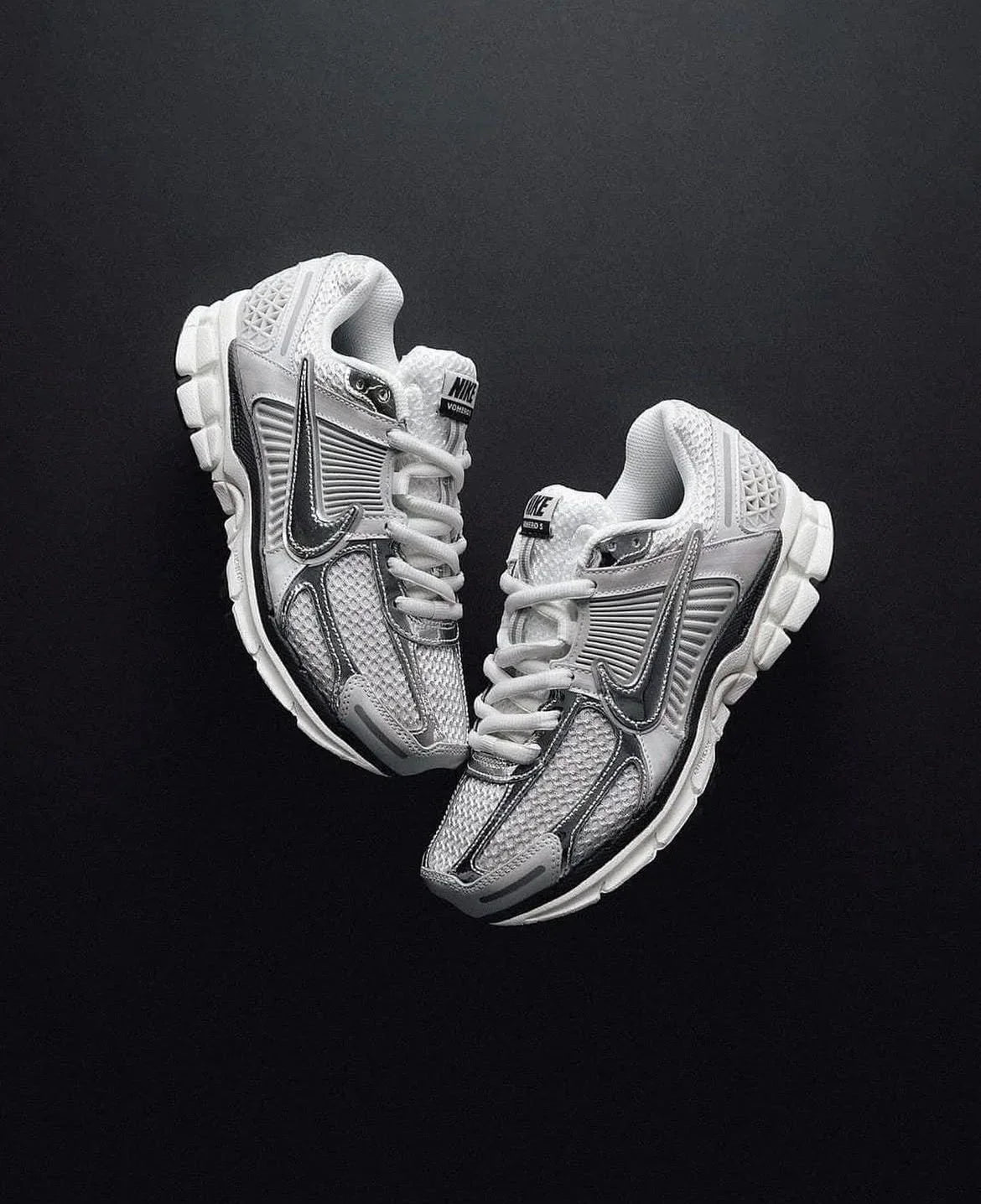 Nike Vomero – Gris / Plateado