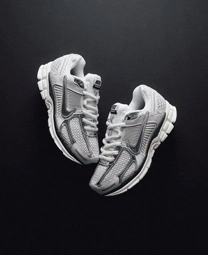 Nike Vomero – Gris / Plateado