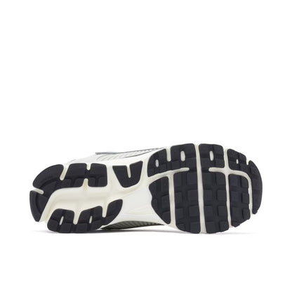 Nike Vomero – Gris / Plateado