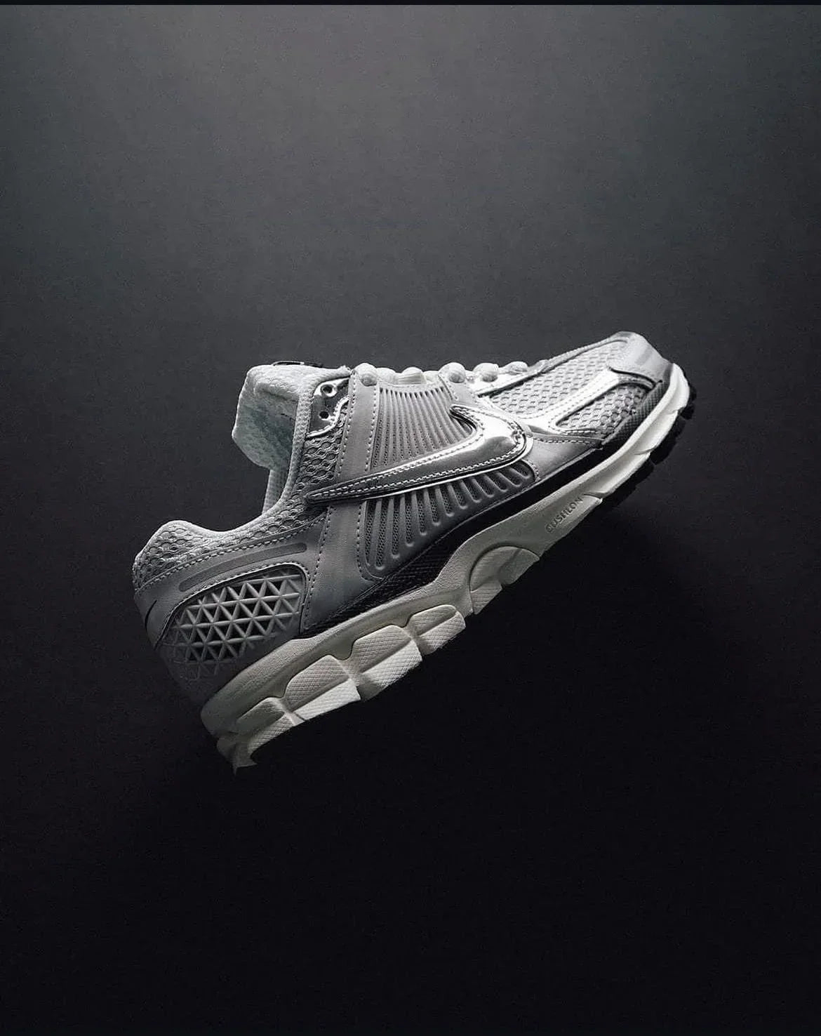 Nike Vomero – Gris / Plateado