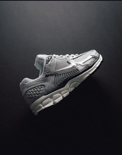 Nike Vomero – Gris / Plateado