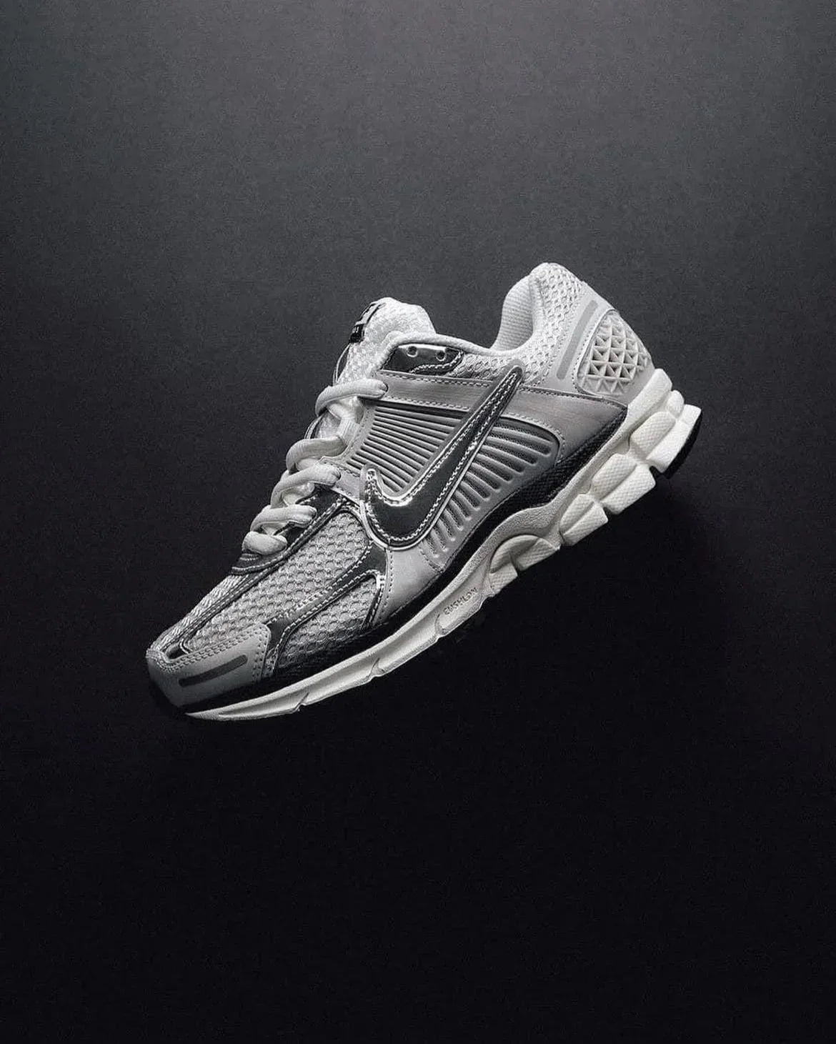 Nike Vomero – Gris / Plateado