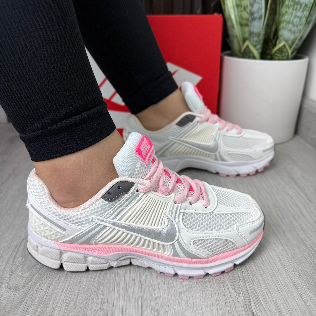 Nike Zoom Vomero 5 – Blanco / Rosado