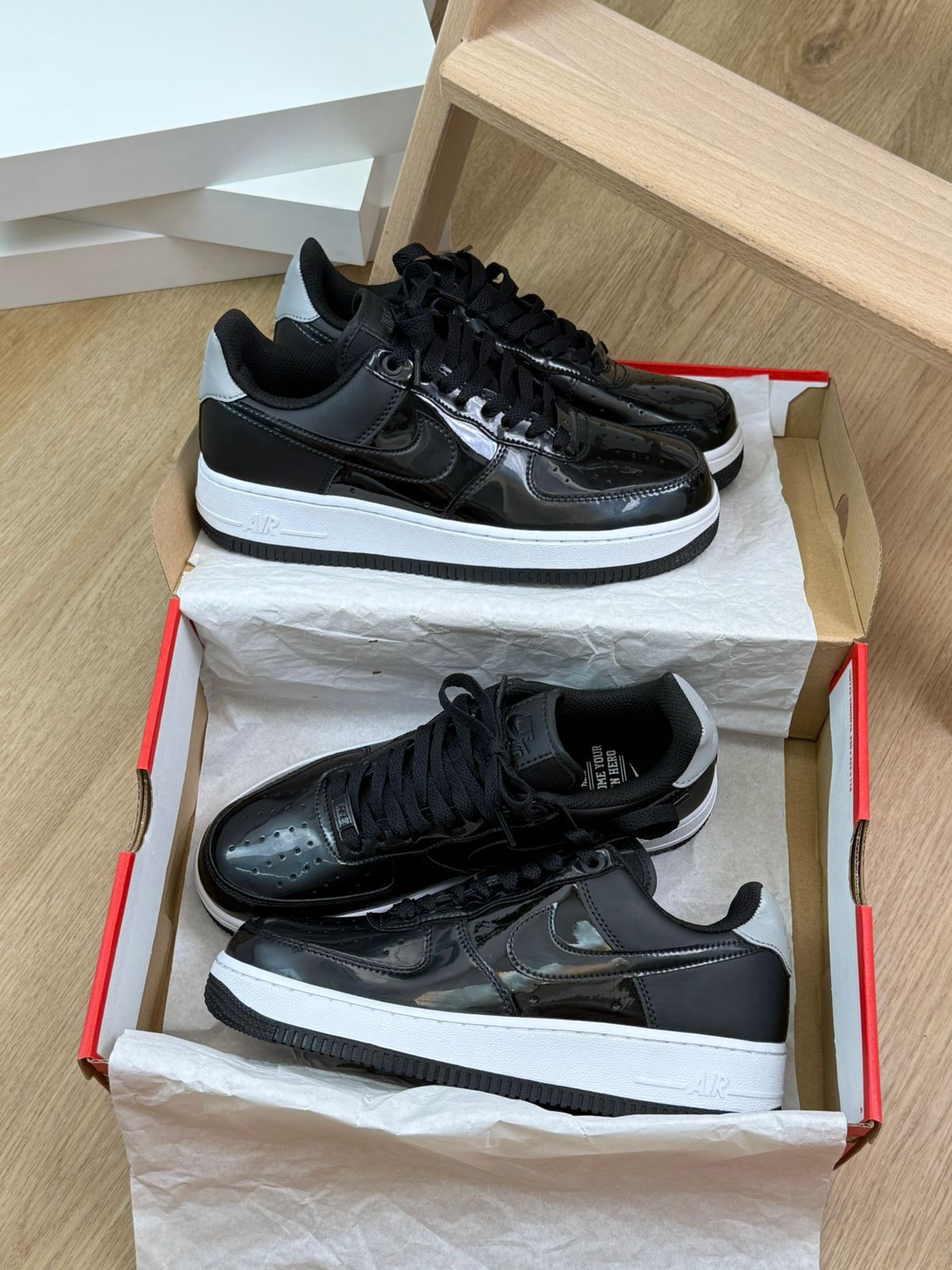 Nike Air Force 1 Charol – Negro / Blanco