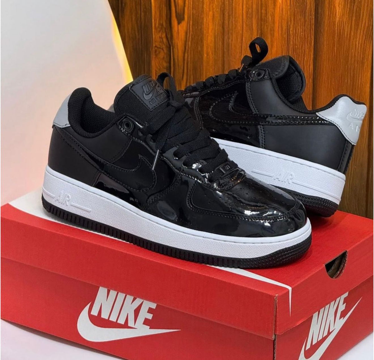 Nike Air Force 1 Charol – Negro / Blanco