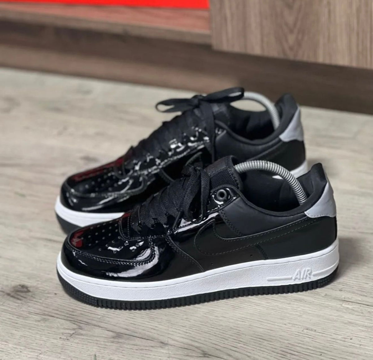Nike Air Force 1 Charol – Negro / Blanco