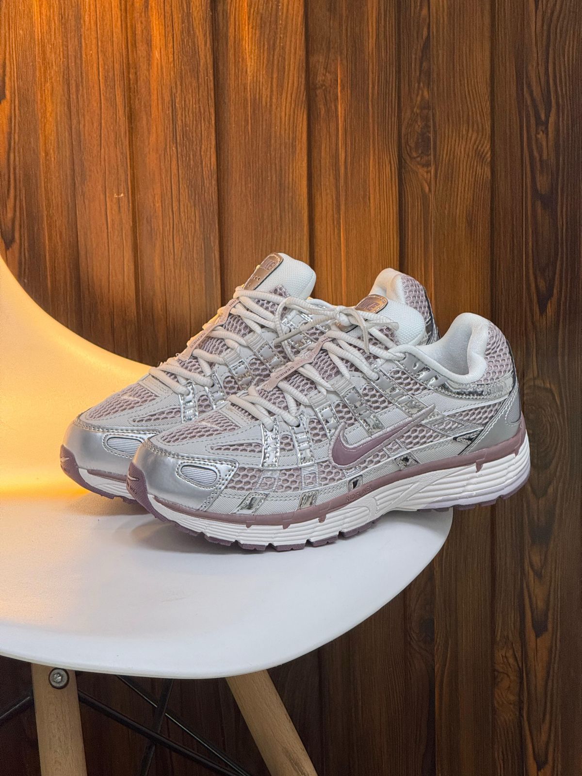 Nike P6000 – Blanco / Plateado / Violeta