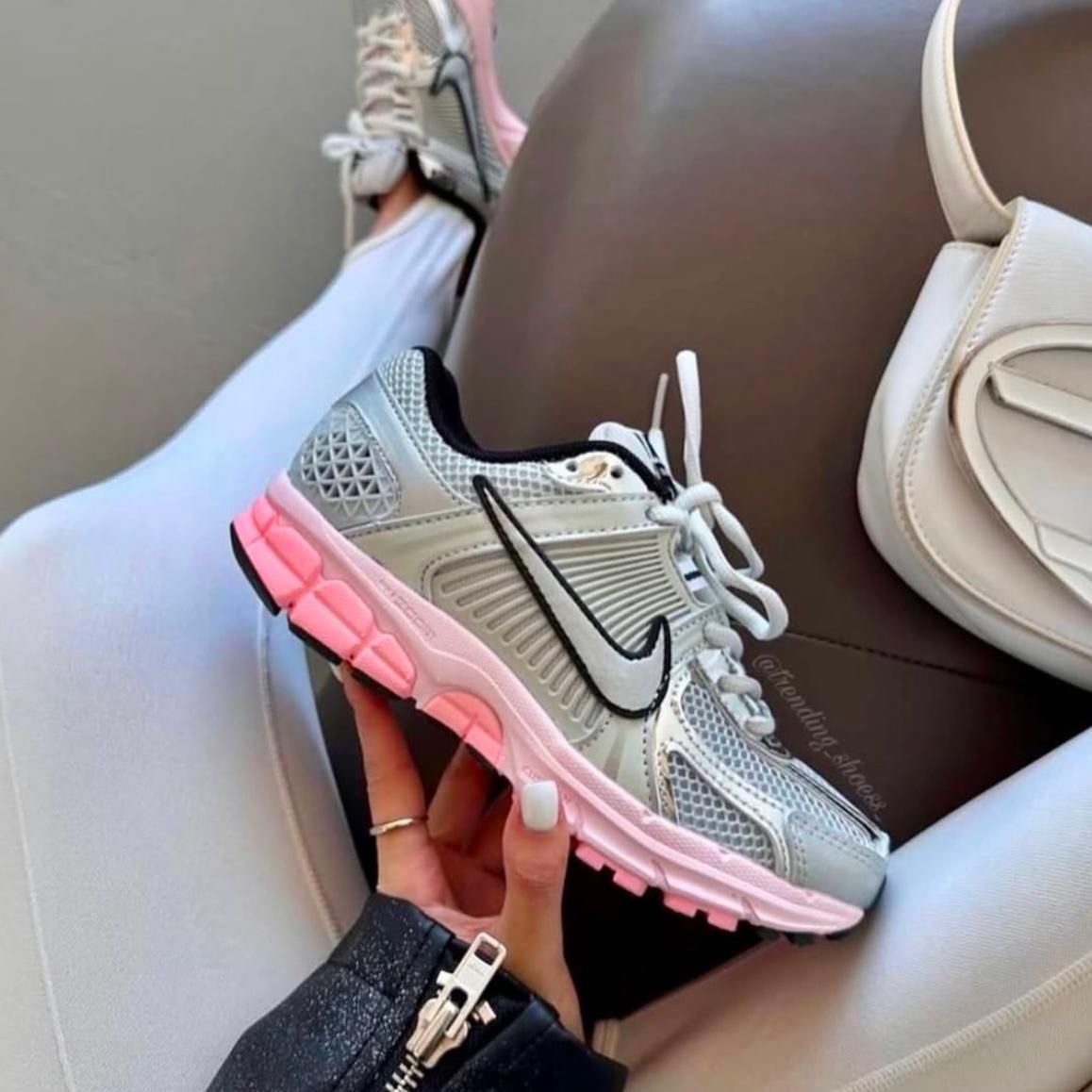 Nike Zoom Vomero 5 – Plateado / Rosado