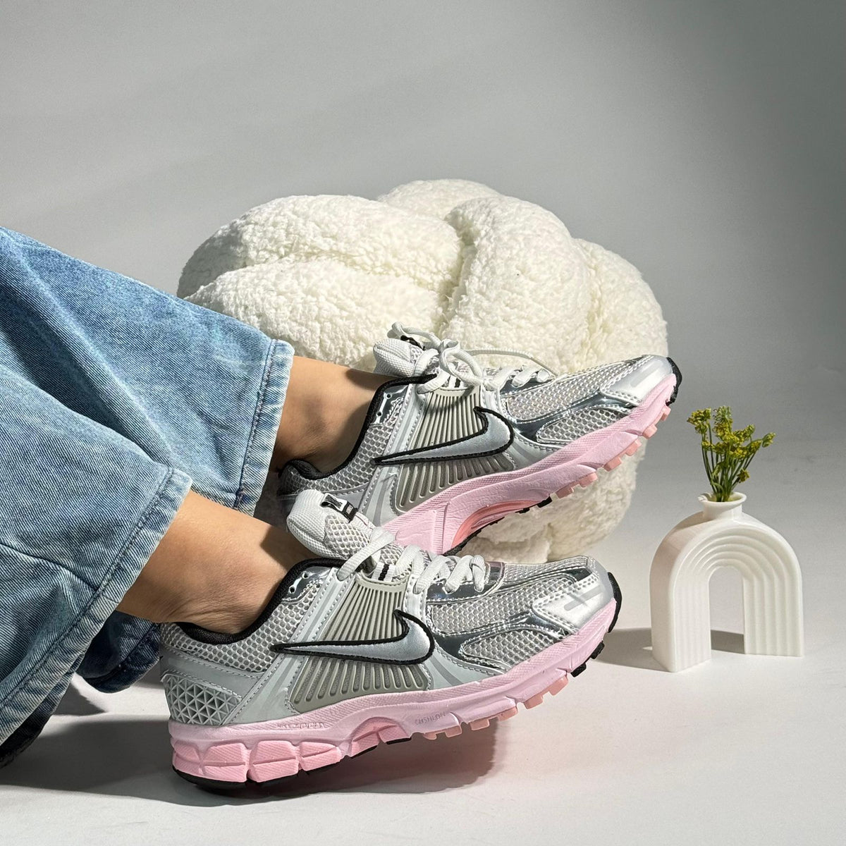 Nike Zoom Vomero 5 – Plateado / Rosado