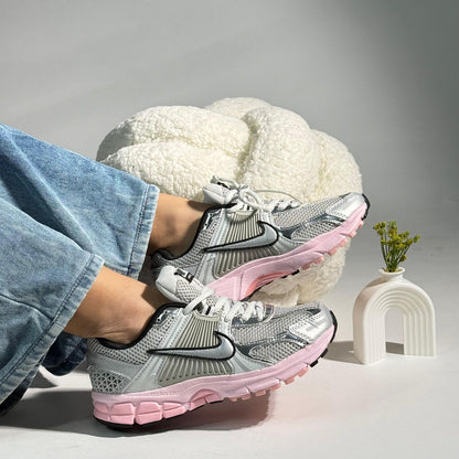 Nike Zoom Vomero 5 – Plateado / Rosado