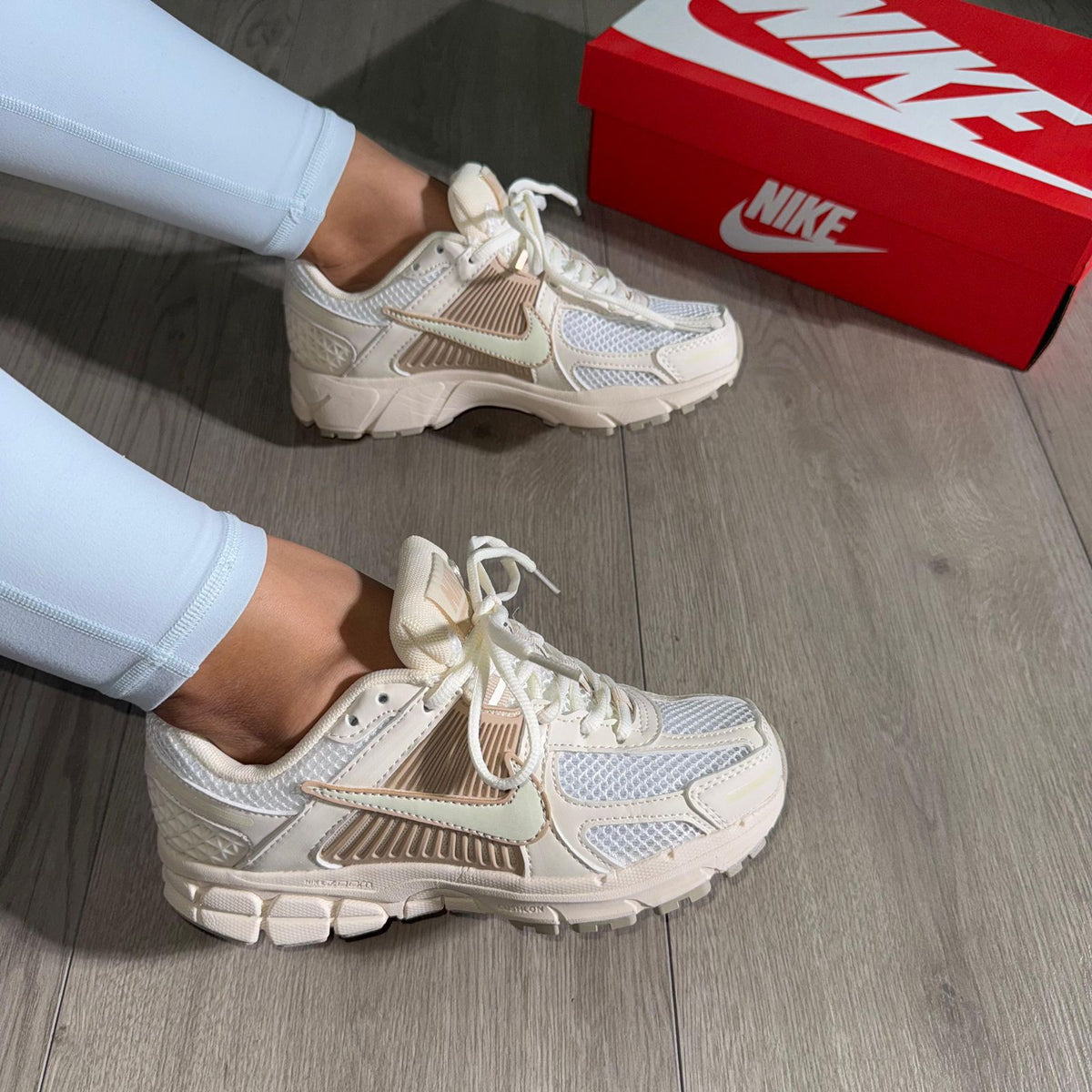 Nike Zoom Vomero 5 – Blanco / Beige