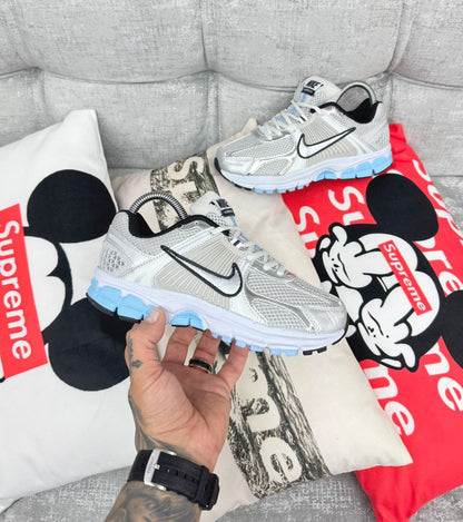 Nike Zoom Vomero 5 – Plateado / Azul
