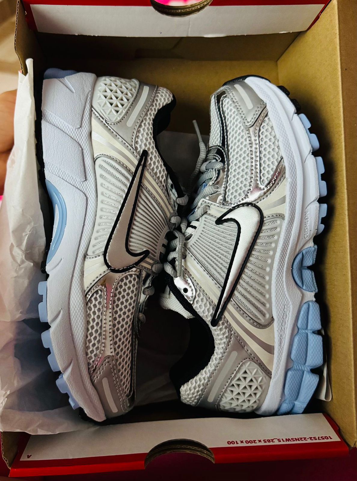 Nike Zoom Vomero 5 – Plateado / Azul