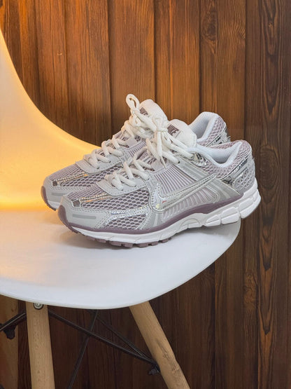 Nike Zoom Vomero 5 – Blanco / Plateado / Lila