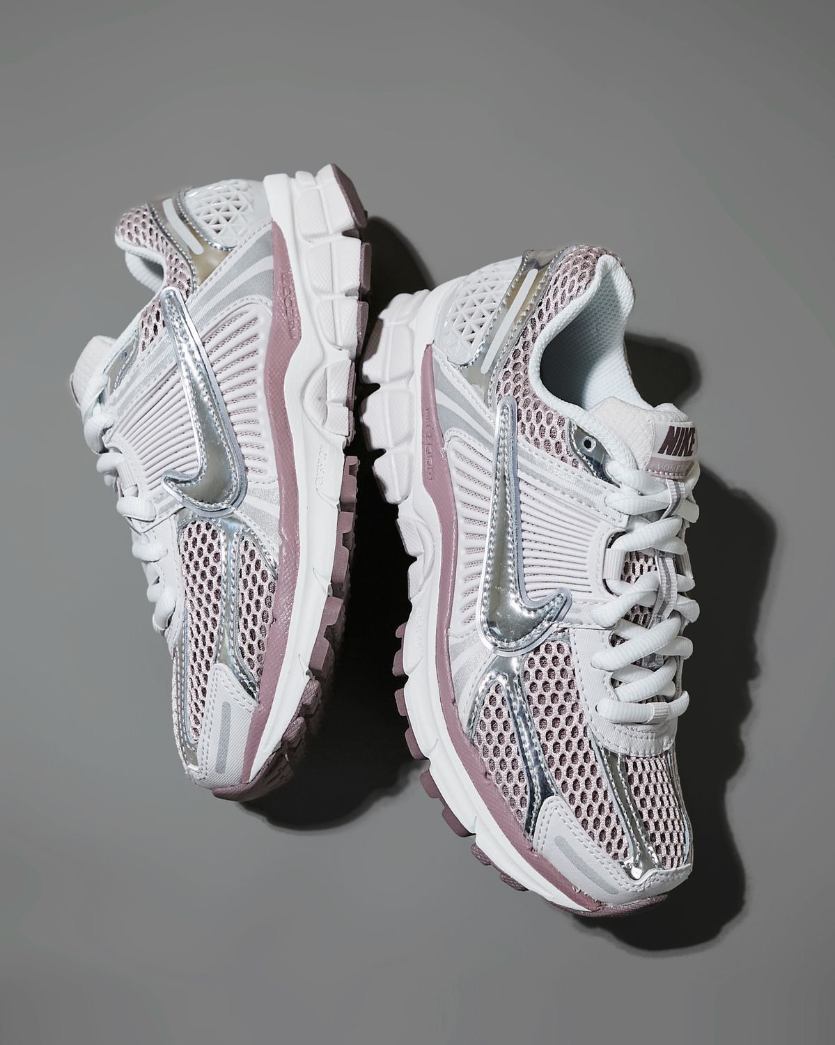 Nike Zoom Vomero 5 – Blanco / Plateado / Lila