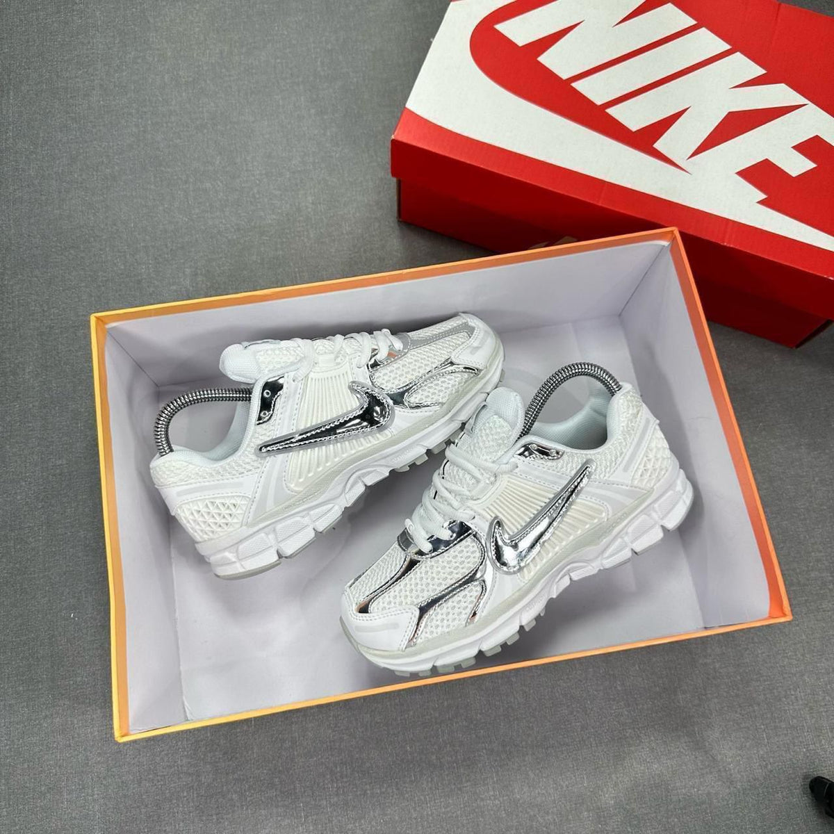 Nike Zoom Vomero 5 – Blanco Plateado