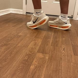 Nike Vomero Premium – Blanca / Naranja